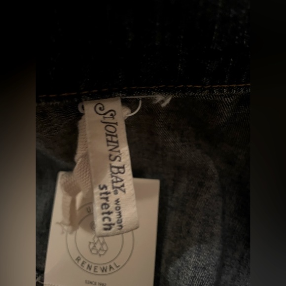NWT Cropped Denim Jacket - Picture 3 of 3
